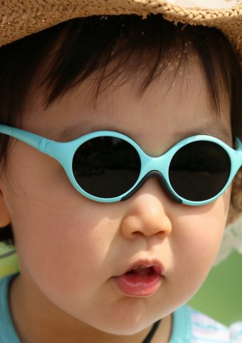 メガネや帽子iPhone 5壁紙を身に着けているかわいい赤ちゃん