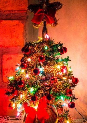 クリスマスツリーの飾り花輪スマホ壁紙 1080 19 休日壁紙 Iphoneチーズ