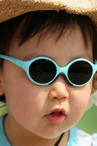 メガネや帽子iPhone 5壁紙を身に着けているかわいい赤ちゃん