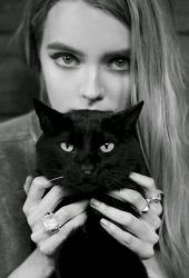 黒い猫のiPhone8の壁紙とブロンドの女の子