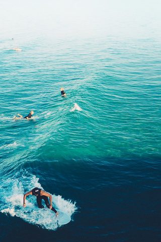 サーフ、穏やかな海の波を練習iPhone7壁紙