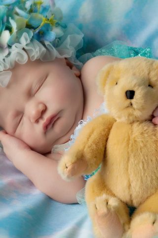 かわいい赤ちゃんの寝るテディベアiPhone6壁紙