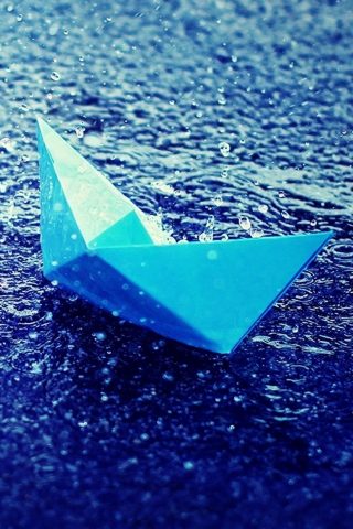 雨の中で青い紙のボートiPhone7壁紙