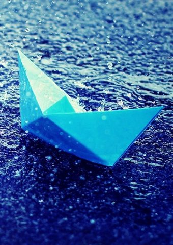 雨の中で青い紙のボートiPhone7壁紙