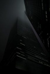 霧で覆われた夜間の高層ビルiPhone5壁紙