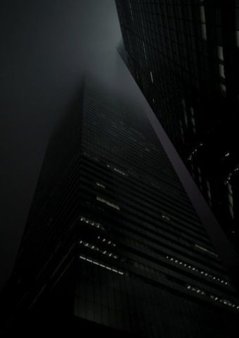 霧で覆われた夜間の高層ビルiPhone5壁紙