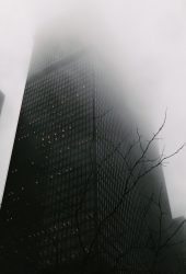 霧に覆われた超高層ビルiPhone7Plus壁紙