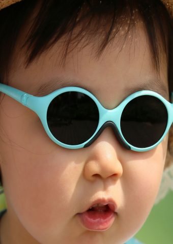 かわいい赤ちゃんの眼鏡と帽子を着てiPhoneXS壁紙