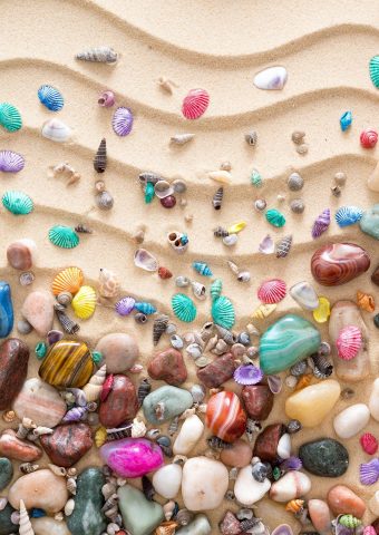 砂の上のカラフルな貝殻iPhone 8 Plus/Android壁紙