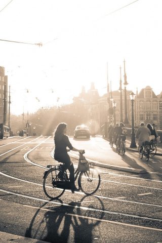 市内の自転車の女の子iPhone 7/Android壁紙