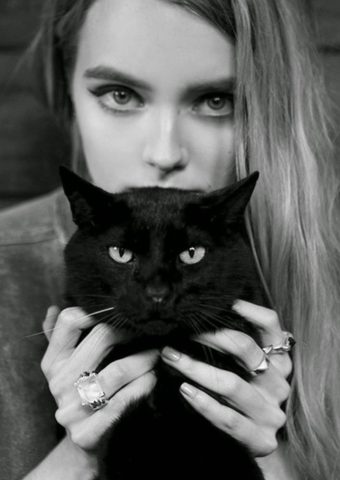 黒い猫とブロンドの女の子iPhone 7 Plus/Android壁紙