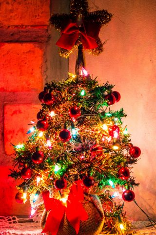 クリスマスツリーの飾り花輪スマホ壁紙