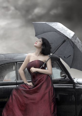 傘と車を持つ少女のスマホ壁紙
