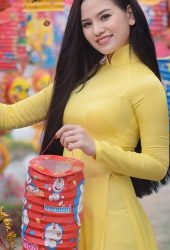 黄色のドレスを着たアジアの女性のスマホ壁紙